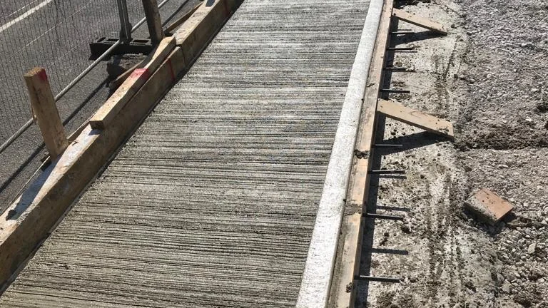 Slab edge thickenings